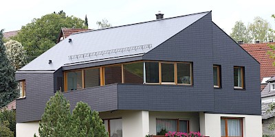 Aus einem Guss: Bei einer vorgehängten Fassade lassen sich Dach und Fassade mit dem gleichen Material verkleiden., © Cedral, Fotograf: Conné van d‘Grachten