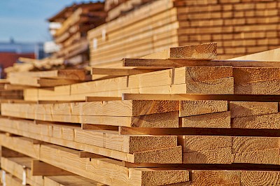 CO²-Speicher: Auch nach der Verarbeitung speichert Holz das in der Wachstumsphase aufgenommene Kohlenstoffdioxid., © Adobe Stock askese