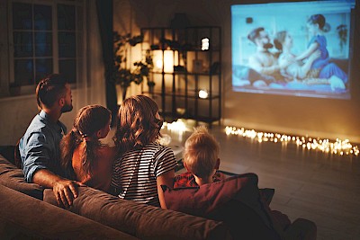 Erlebnis: Ein Kinoabend zu Hause hat seinen ganz eigenen Reiz., © © AdobeStock, Halfpoint
